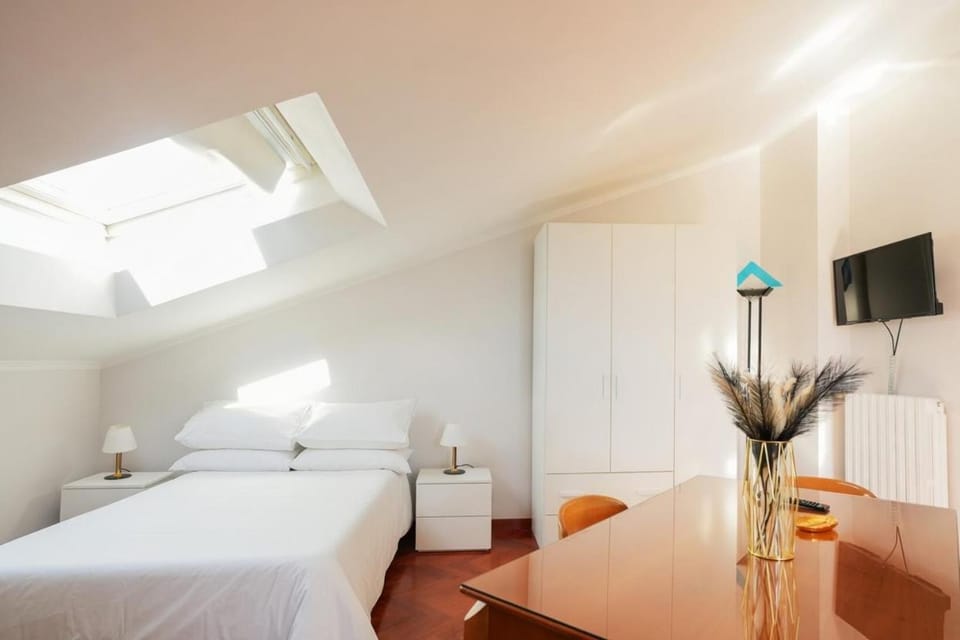 Bed, TV and multimedia, Photo of the whole room, Bedroom, wardrobe