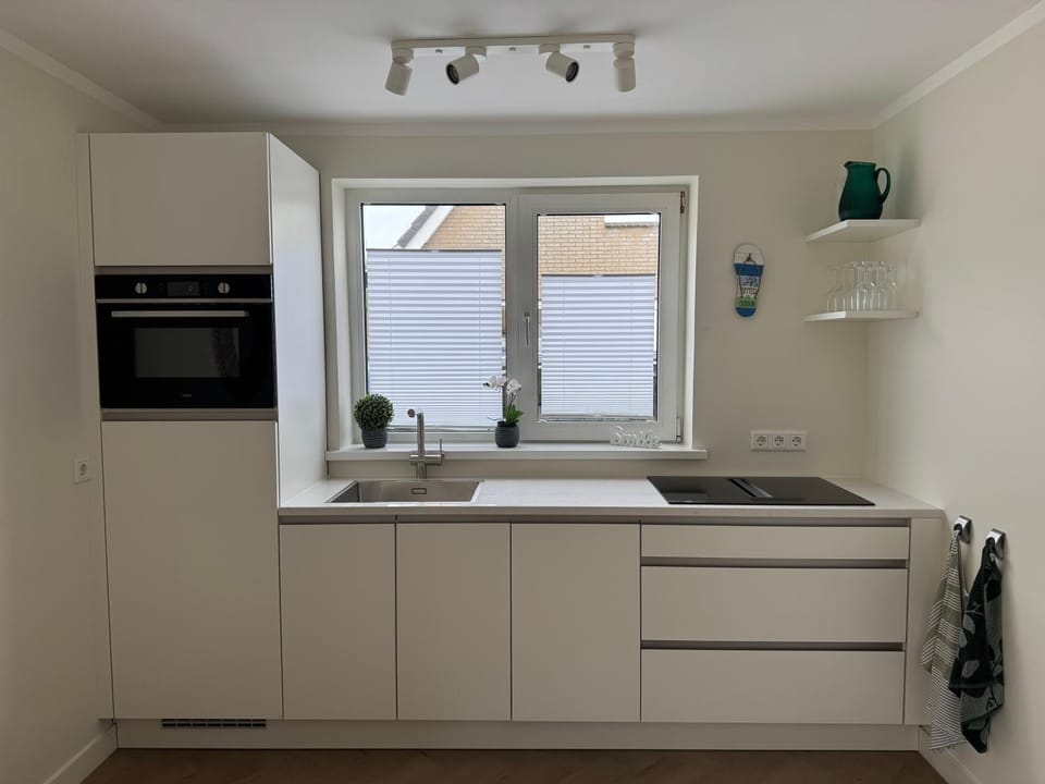 Kitchen or kitchenette, dishwasher, stove