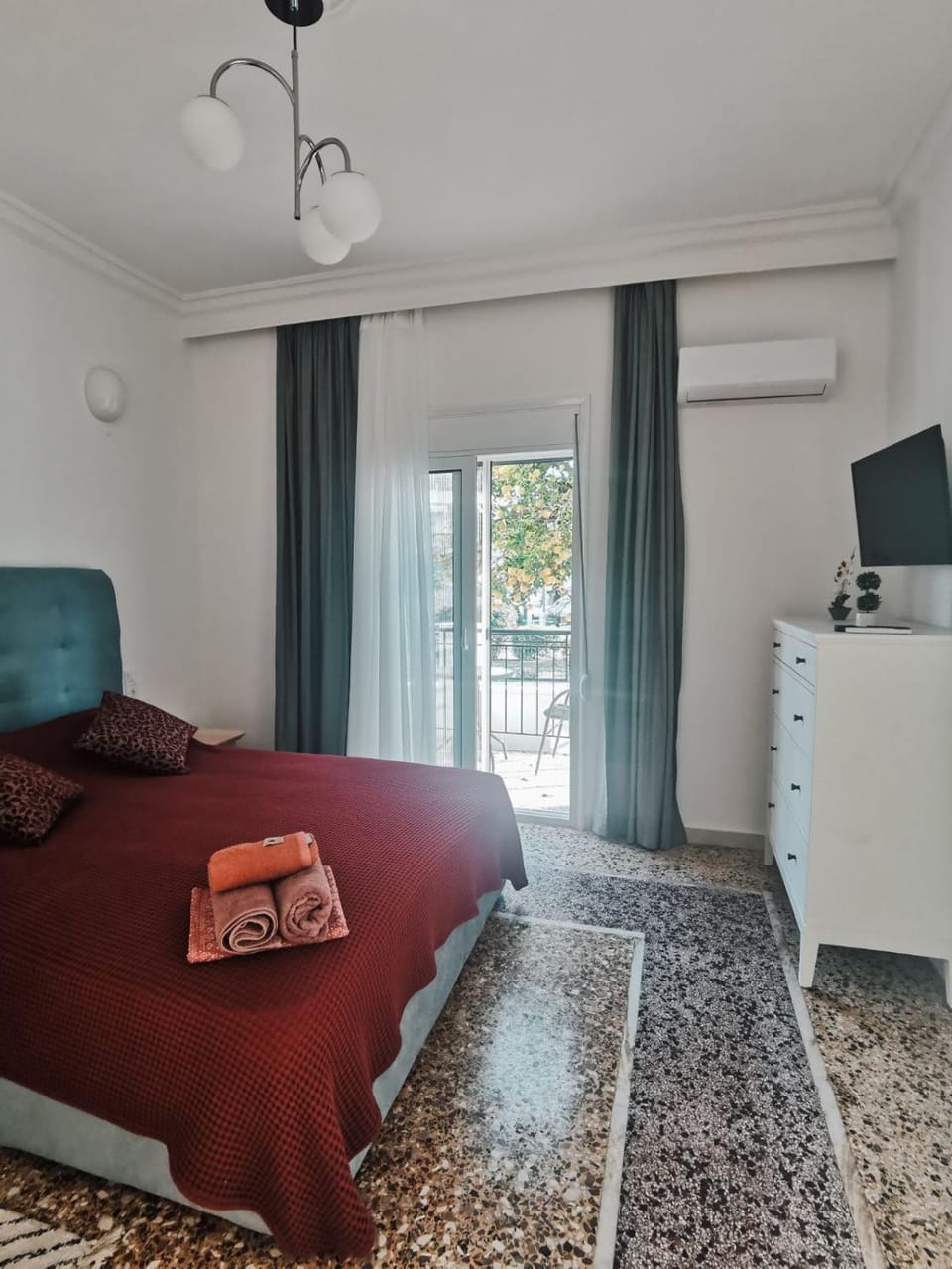 Bed, Photo of the whole room, Bedroom, hair dresser, air conditioner