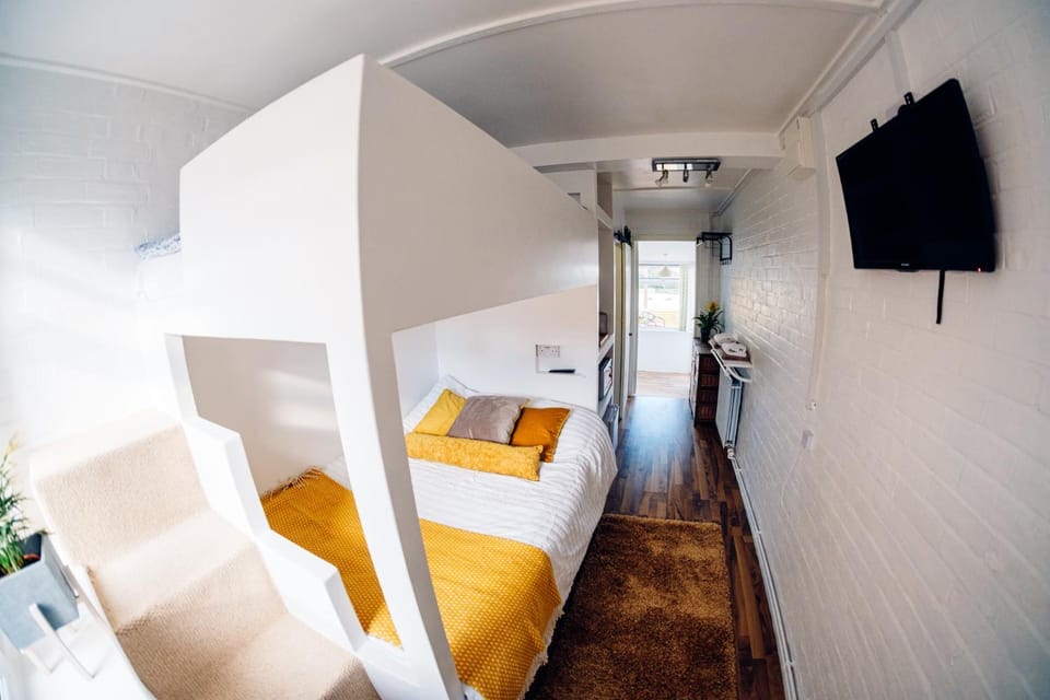 Bed, TV and multimedia, Bedroom, bunk bed