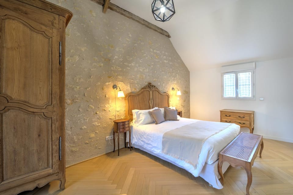 Photo of the whole room, Bedroom