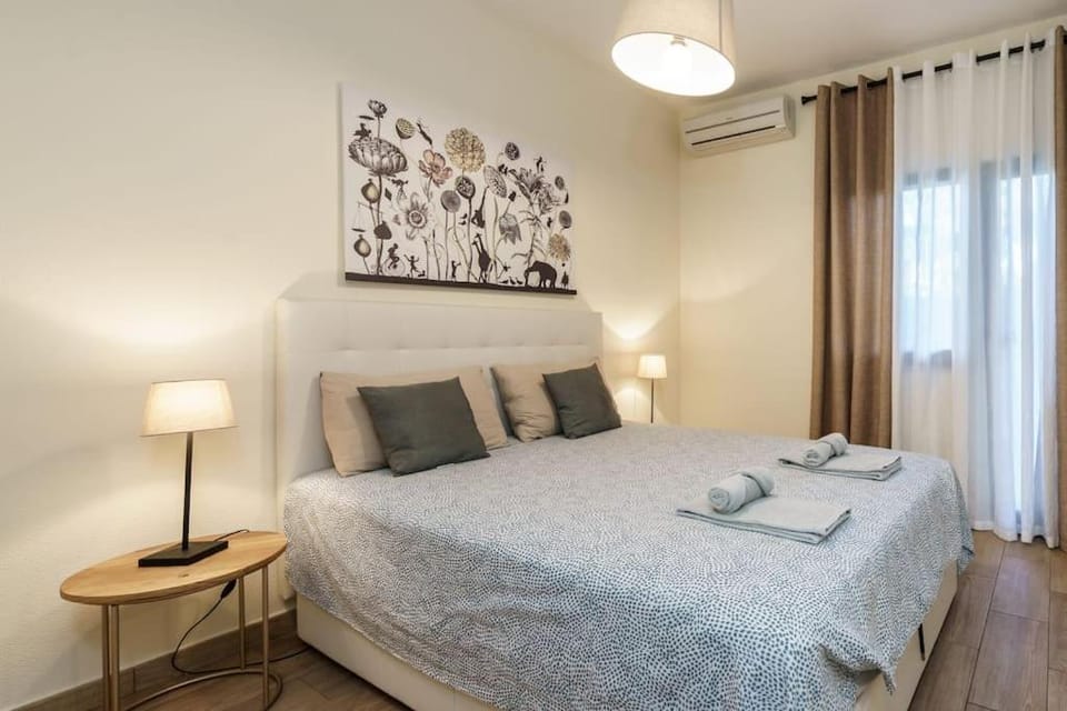Bed, Bedroom, air conditioner