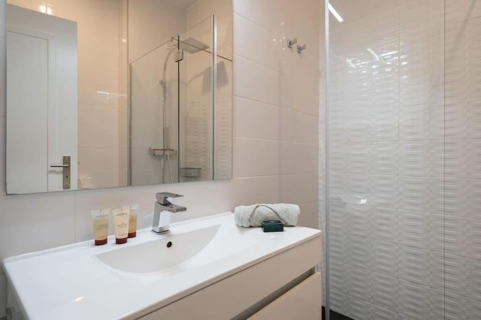Shower, Bathroom, towels