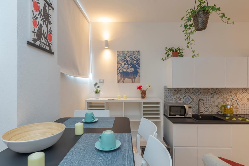 Kitchen or kitchenette, Dining area
