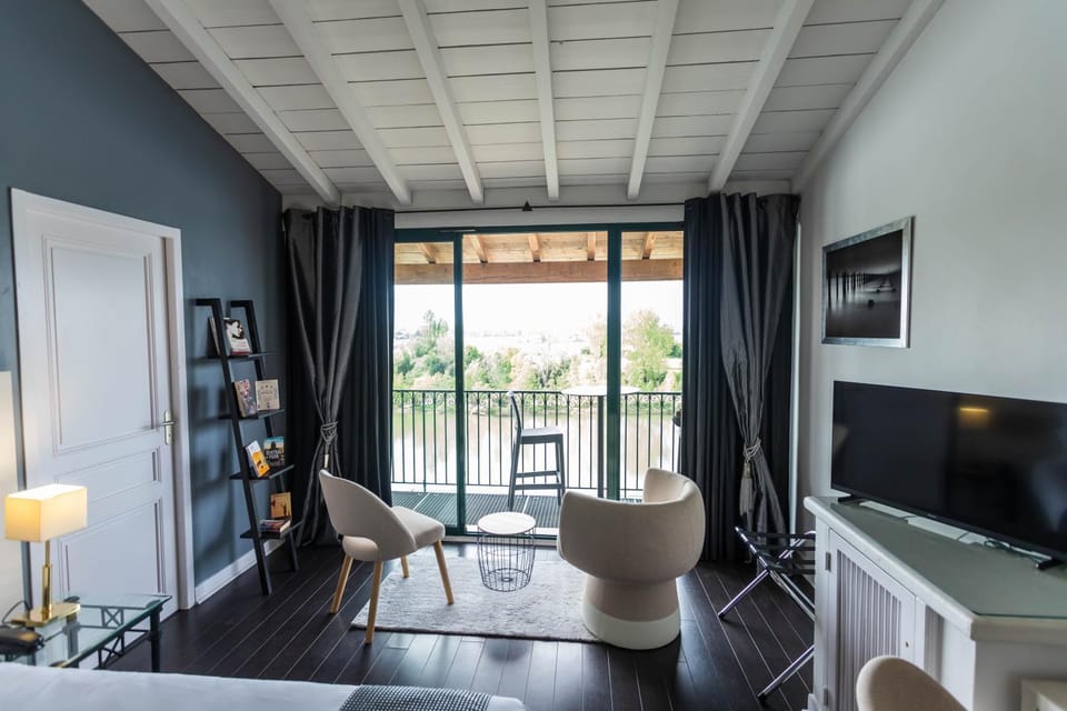 Property building, Restaurant/places to eat, TV and multimedia, Balcony/Terrace, Living room, Breakfast