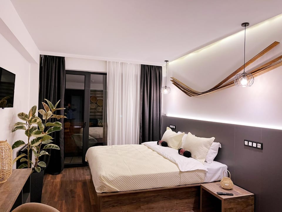 Bed, TV and multimedia, Bedroom