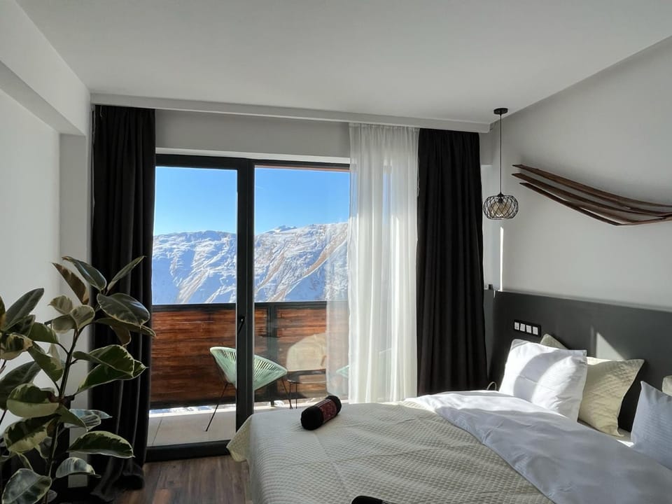 Bed, Natural landscape, Photo of the whole room, Bedroom, Mountain view