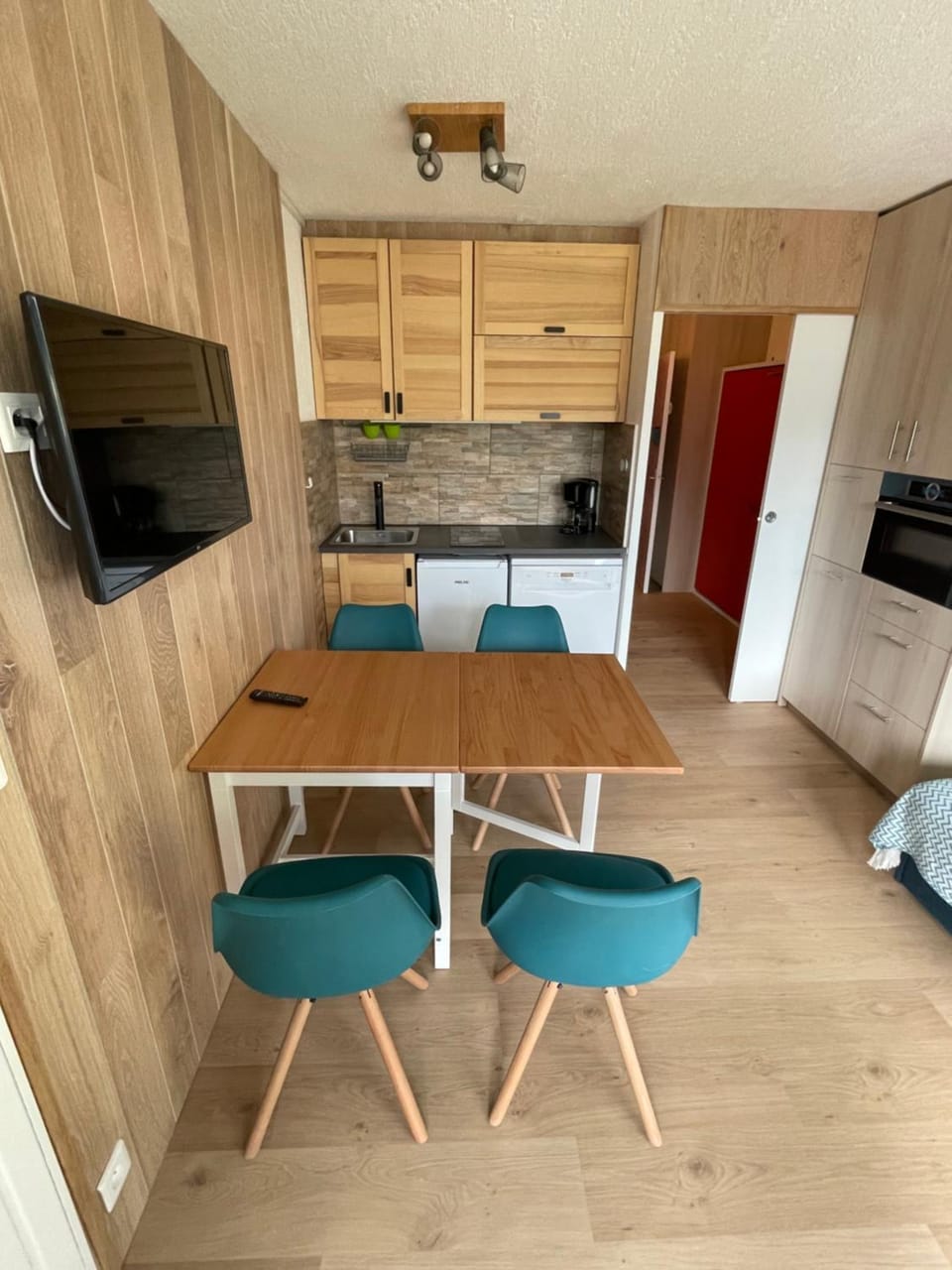 Kitchen or kitchenette, Dining area