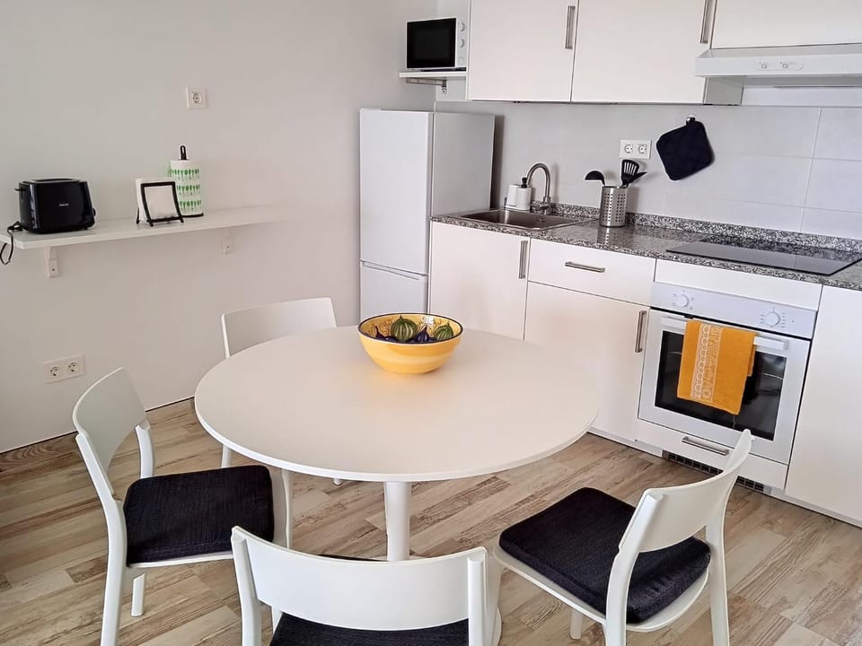 Kitchen or kitchenette, Dining area, minibar, pet friendly, stove, toaster