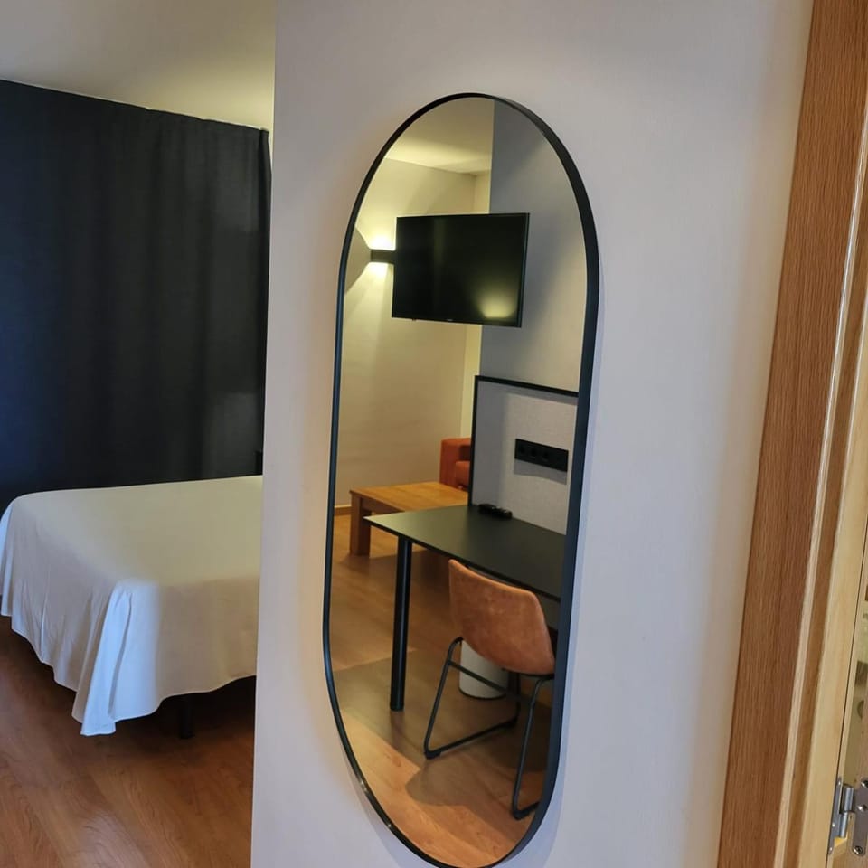 Bed, TV and multimedia, Photo of the whole room, Bedroom, Guests, wardrobe