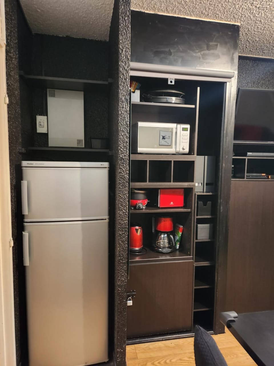 Kitchen or kitchenette, minibar