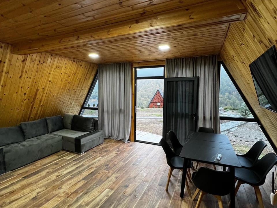 Communal lounge/ TV room, TV and multimedia, Living room, Seating area, Dining area