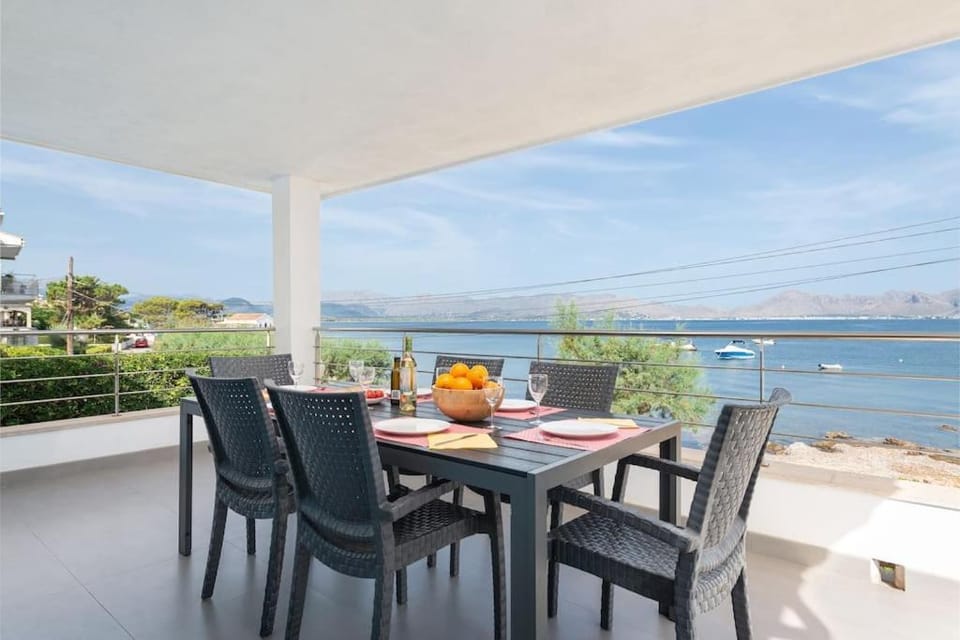 View (from property/room), Dining area, Sea view