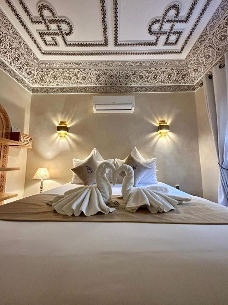 Bed, towels