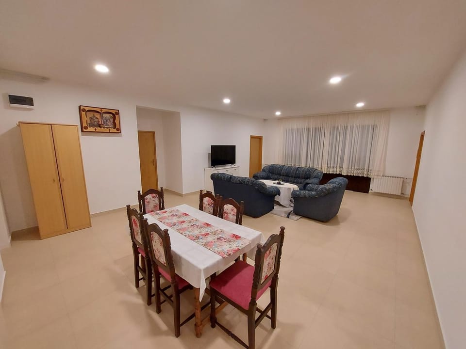 TV and multimedia, Living room, Seating area, Dining area, wardrobe