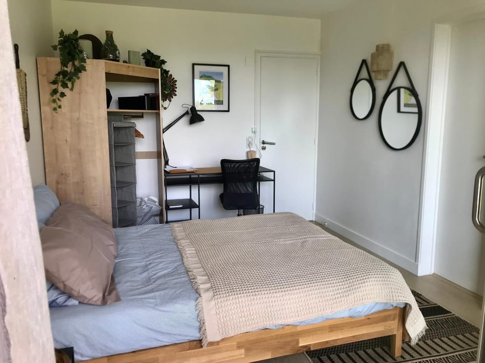 Chez Isa, espace prive,1 chambre, salle de bain, coin cuisine, terrasse, jardin, entrée autonome, parking Vacation rental in Auvergne-Rhône-Alpes