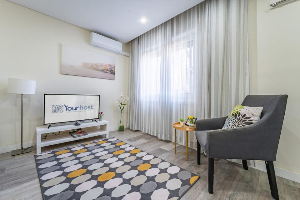 TV and multimedia, Living room, Seating area, air conditioner
