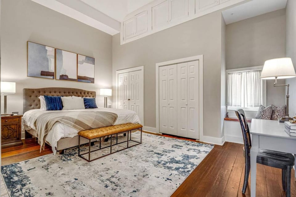 Magazine St balcony condo w private entrance House in New Orleans