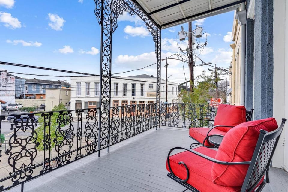 Magazine St balcony condo w private entrance House in New Orleans