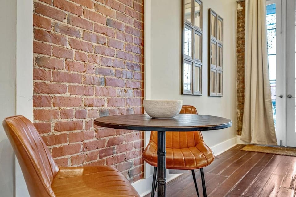 Magazine St balcony condo w private entrance House in New Orleans