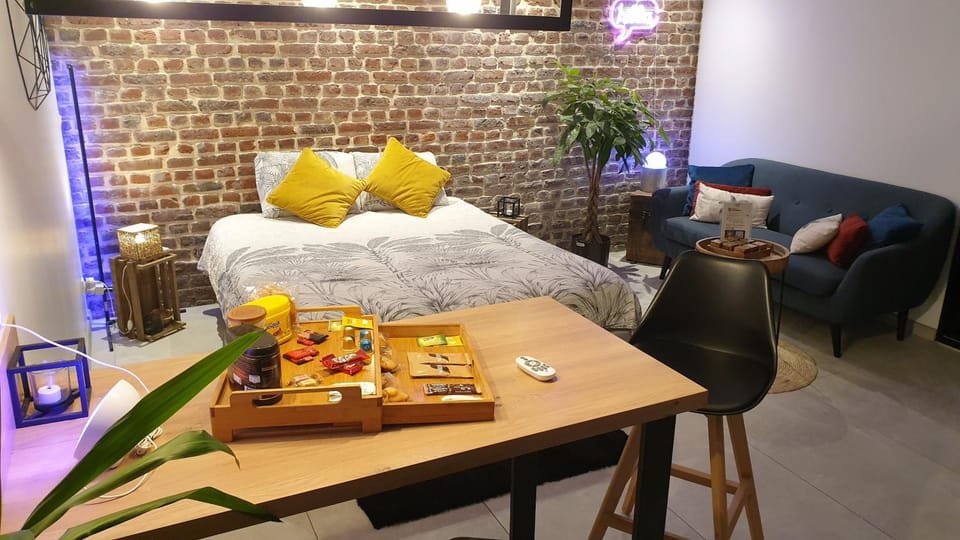 Bed, Night, Living room, Food and drinks, Photo of the whole room, Seating area, Dining area