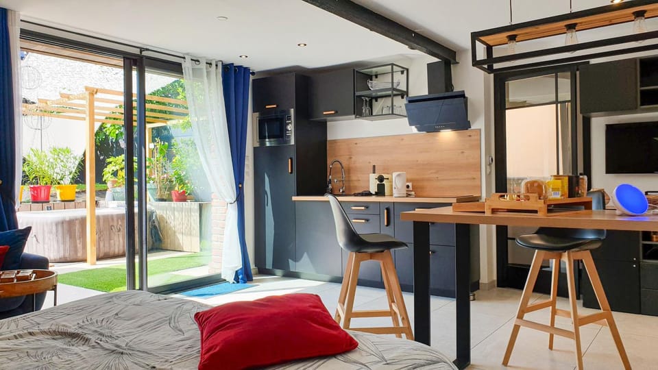 Patio, Day, Summer, Kitchen or kitchenette, Living room, Seating area, Dining area