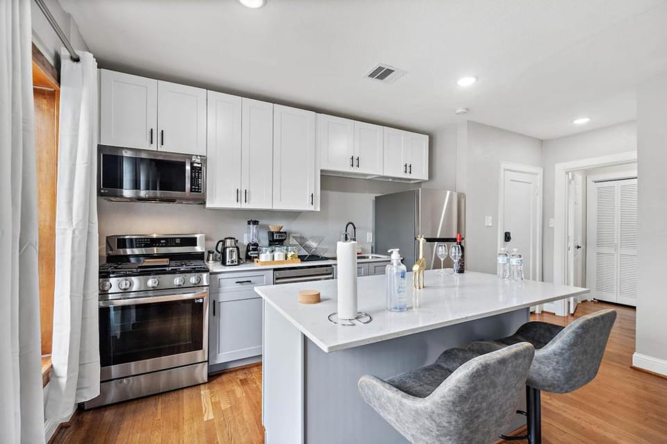 Homey Apt Nr Med Center Fire Pit BBQ WiFi Games Apartment in Houston