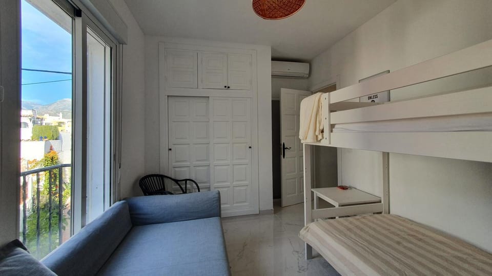 Bedroom, bunk bed