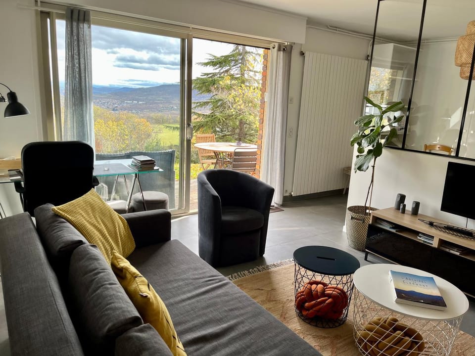 Chez Isa, loft 55m2, jardin, vue, parking, entrée autonome Bed and Breakfast in Auvergne-Rhône-Alpes