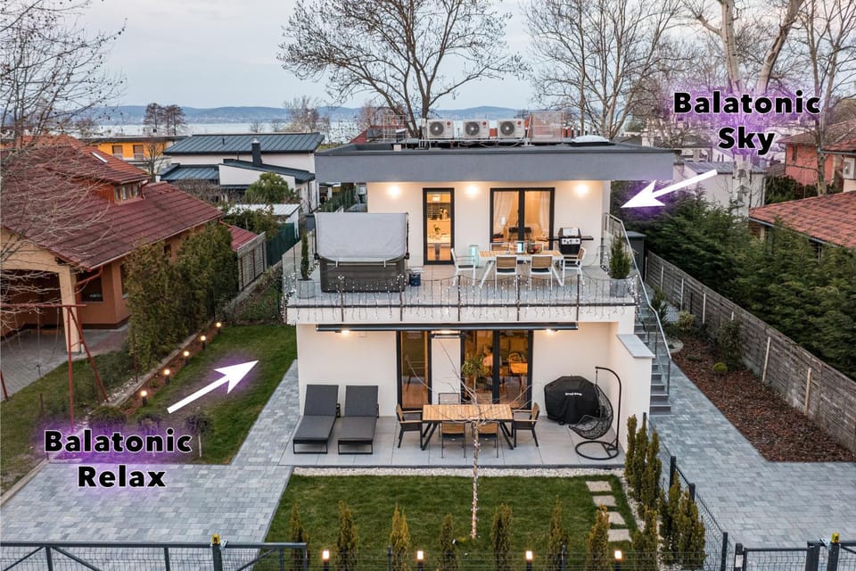 Property building, Patio, Day, Neighbourhood, Natural landscape, Garden, View (from property/room), Balcony/Terrace, Garden view