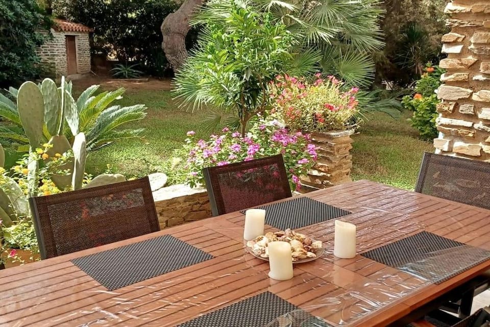Patio, Day, Garden, Dining area, Garden view