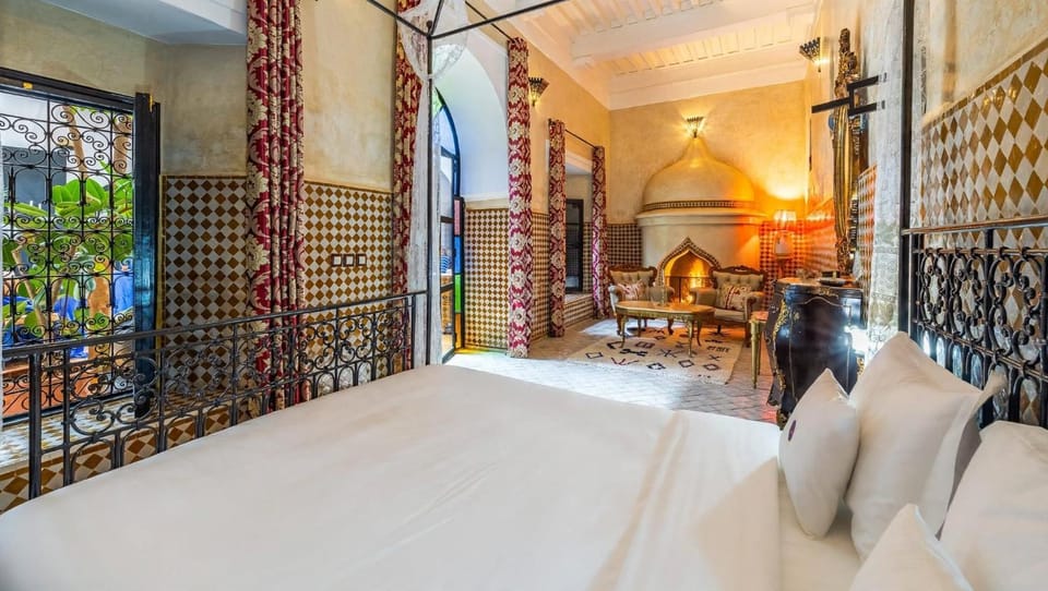 Bed, Living room, Photo of the whole room, Seating area, Bedroom