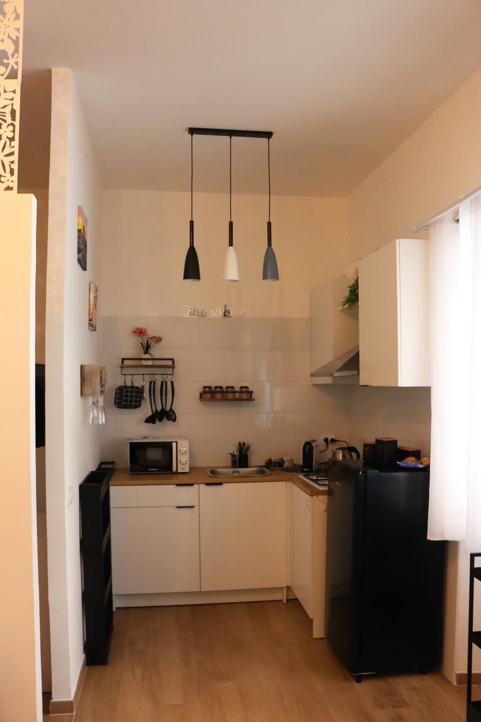 Kitchen or kitchenette, minibar, stove