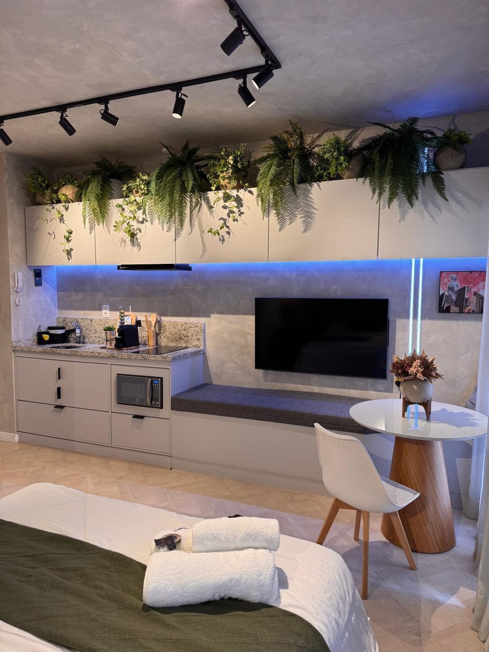 Bed, TV and multimedia, Kitchen or kitchenette, Photo of the whole room, Dining area, Bedroom