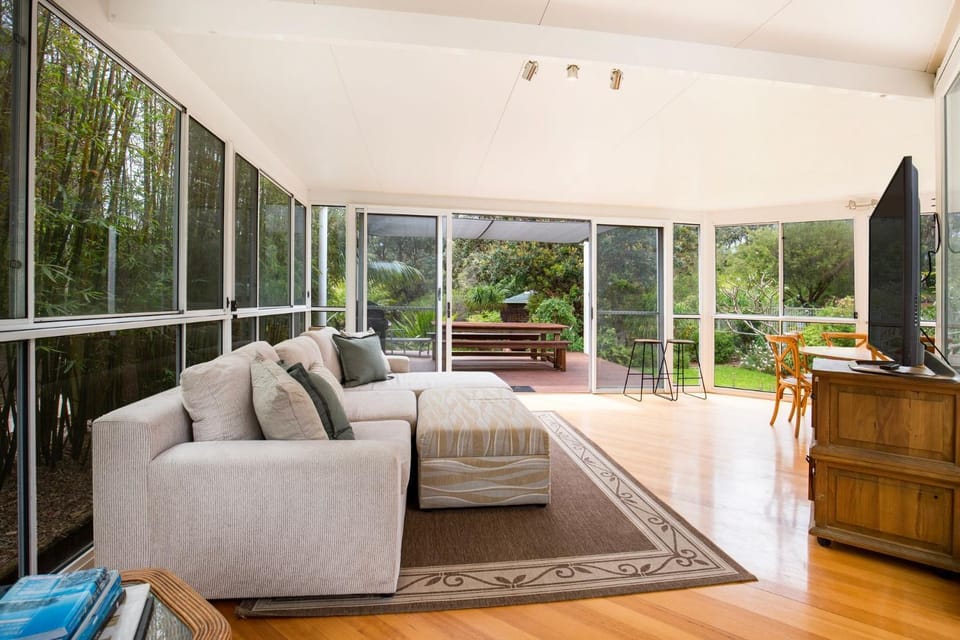 Malda's Retreat - Pet Friendly Absolute Beachfront House in Culburra Beach
