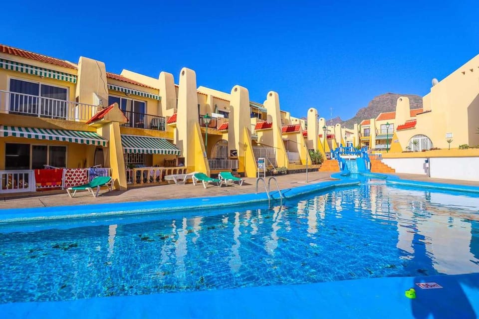 Pool view, Swimming pool, sunbed