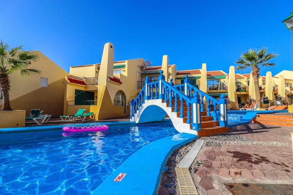 Pool view, Swimming pool, sunbed