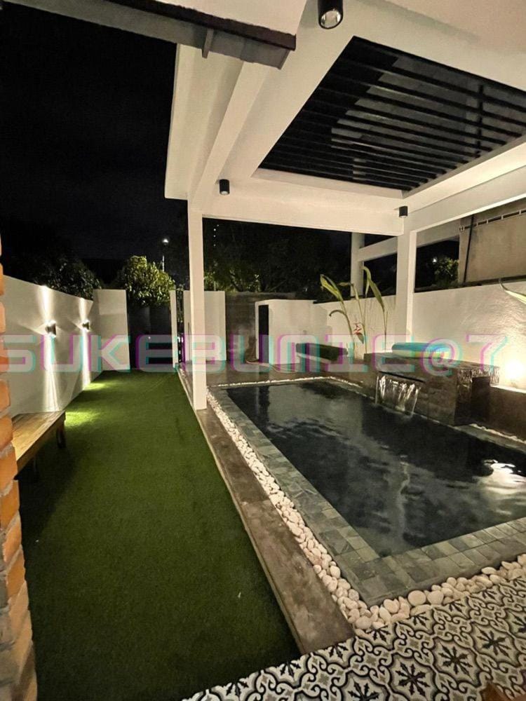 Night, Pool view