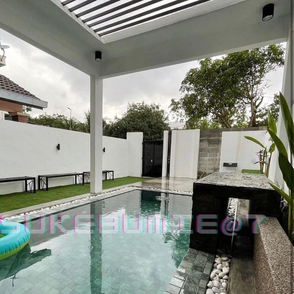 Day, Pool view