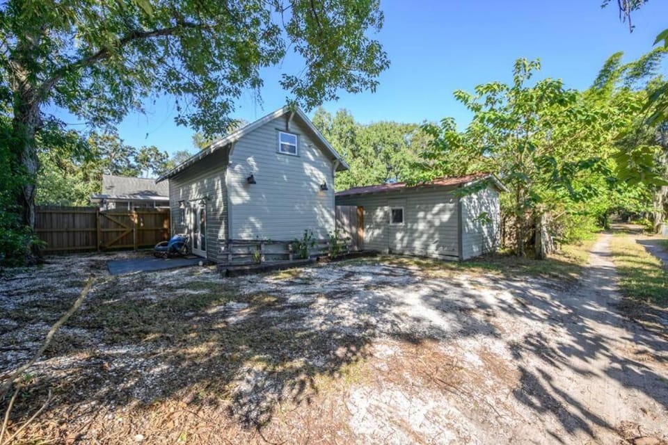Blue Bay Suite! Near Downtown and Foodie Hot Spots Bed and Breakfast in Tampa