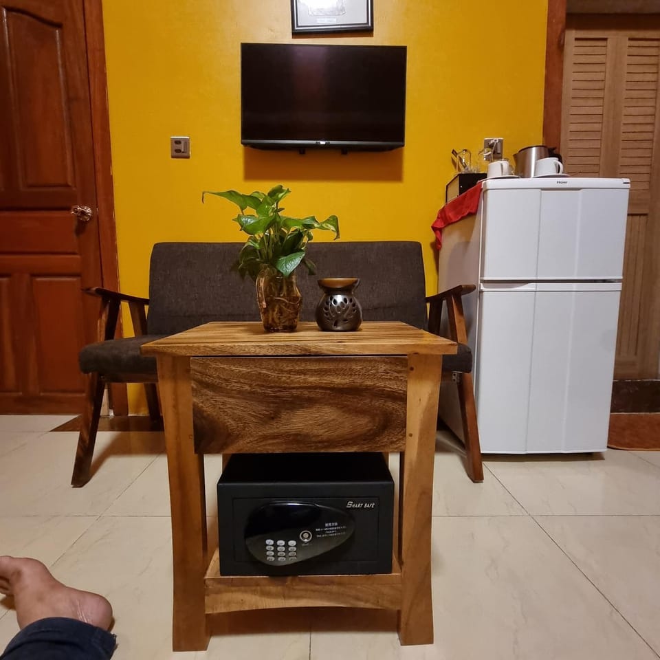 TV and multimedia, Seating area, safe