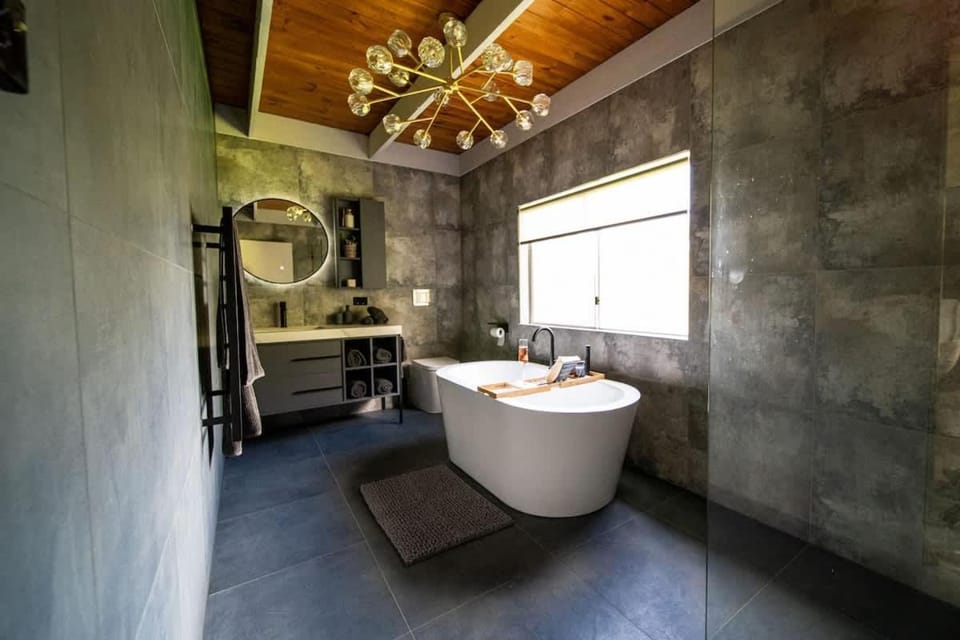 4 Bedroom fun house - spa, sauna, fire pits & more House in Healesville