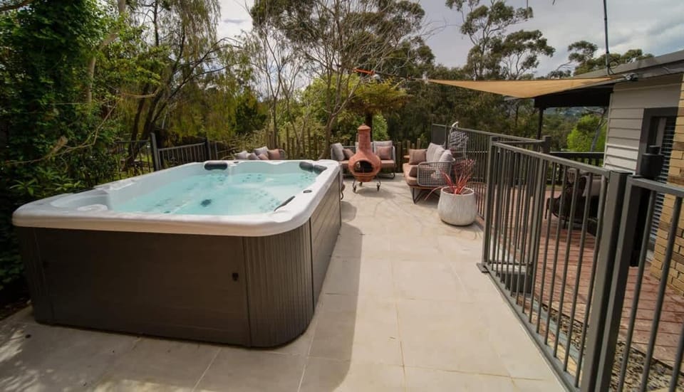 4 Bedroom fun house - spa, sauna, fire pits & more House in Healesville