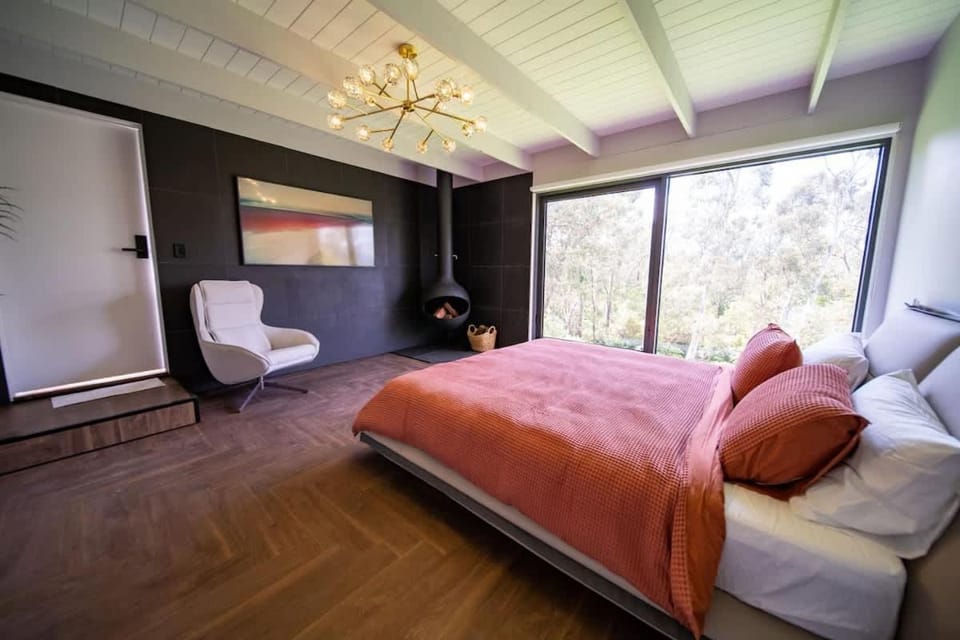 4 Bedroom fun house - spa, sauna, fire pits & more House in Healesville