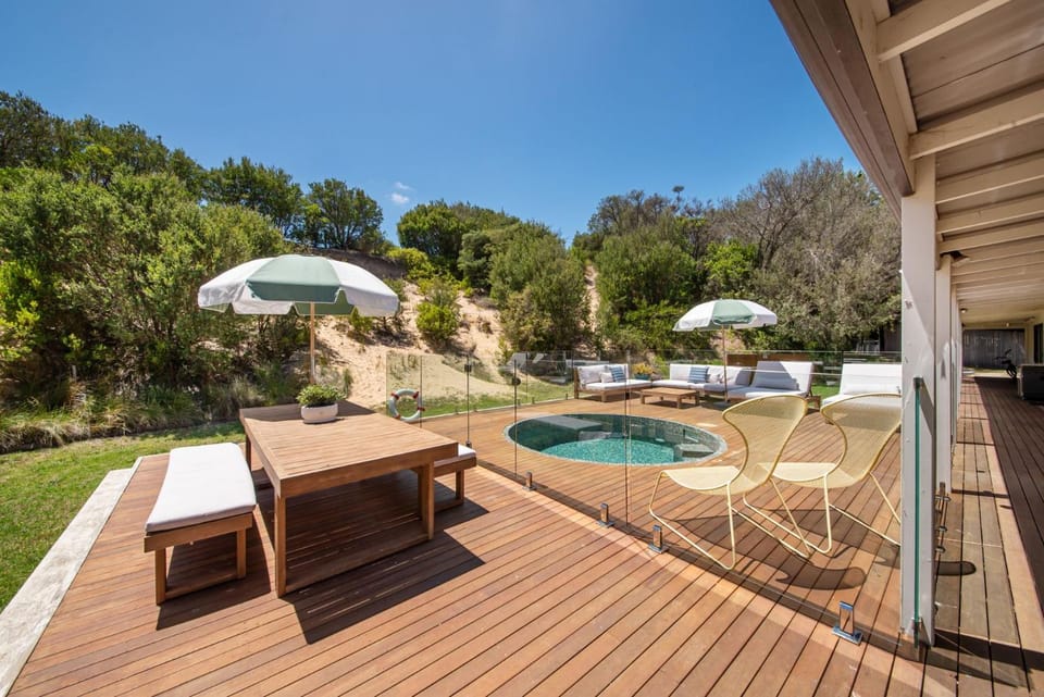 Day, Hot Tub, Seating area