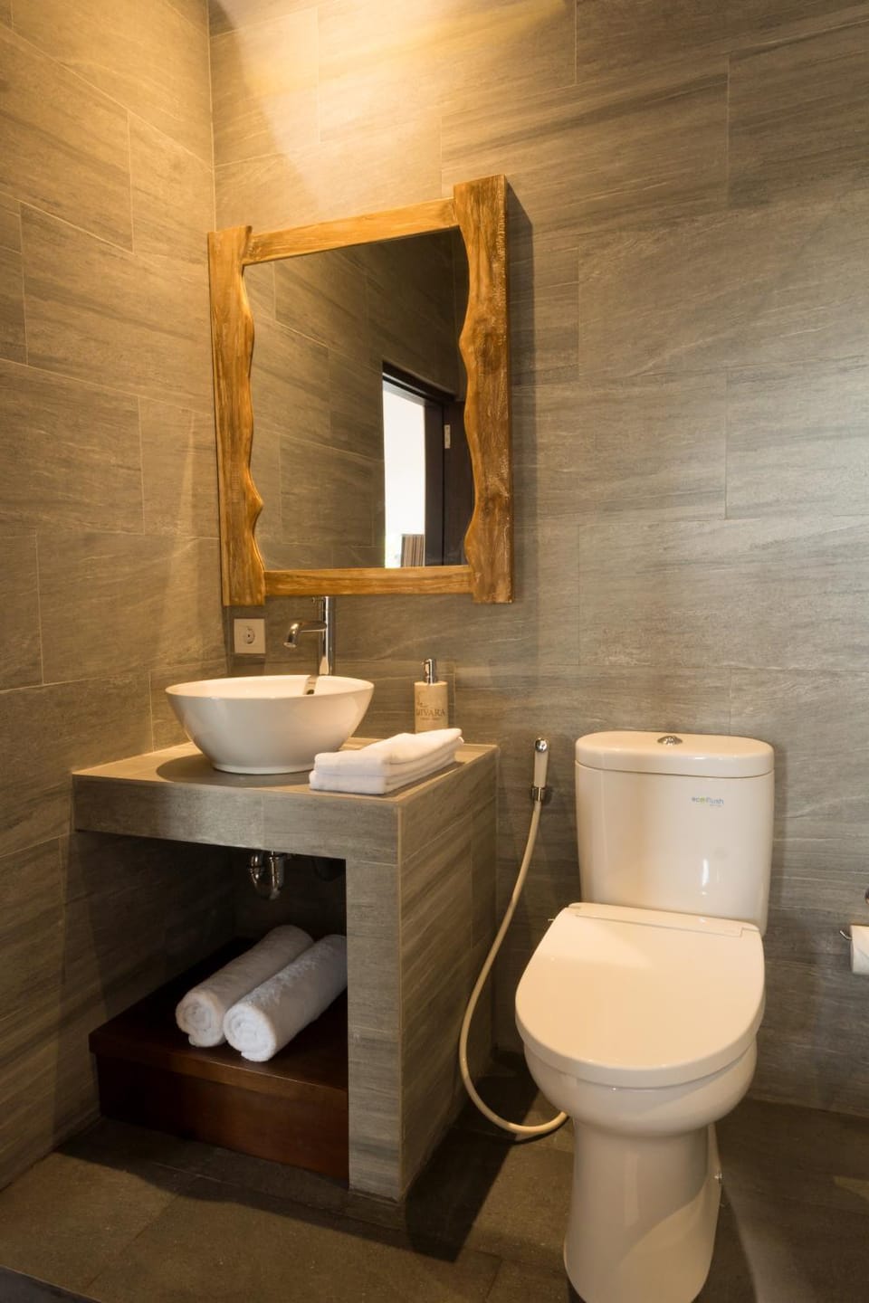 Toilet, towels