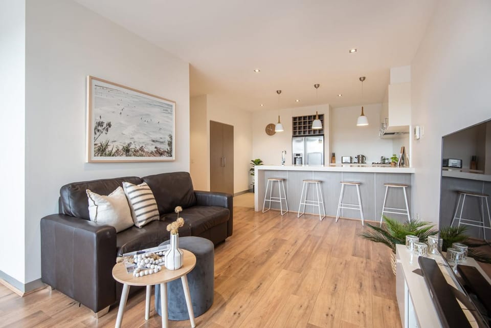 Kitchen or kitchenette, Living room, Seating area, kitchen