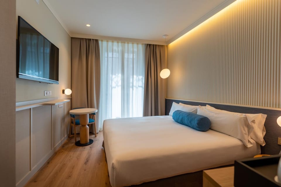 Bed, TV and multimedia, Photo of the whole room, Bedroom