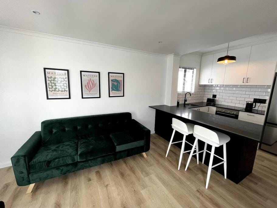 Kitchen or kitchenette, Living room, Seating area, Dining area, minibar