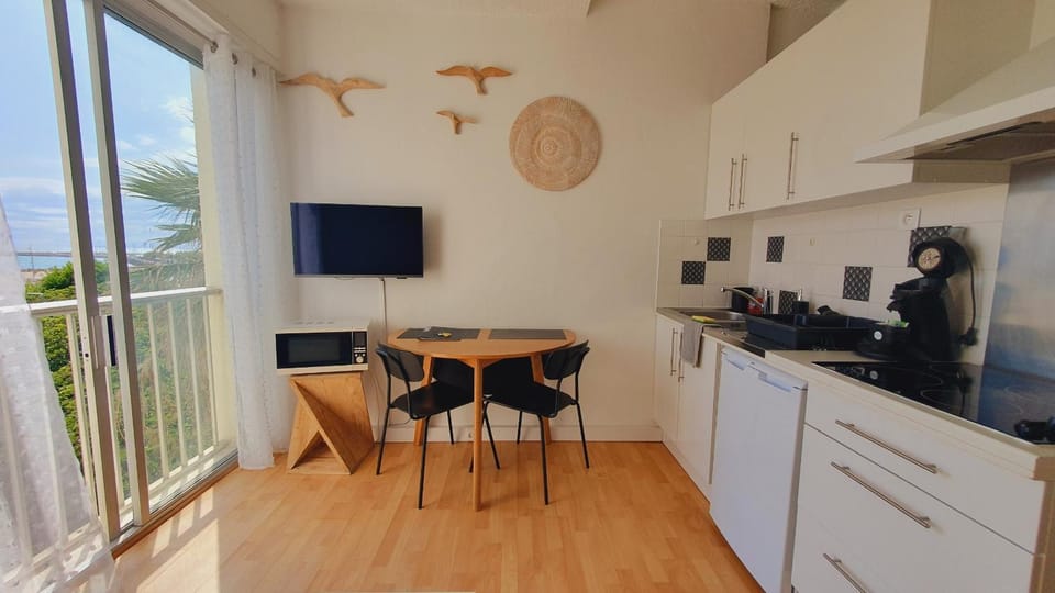 TV and multimedia, Coffee/tea facilities, Kitchen or kitchenette, Dining area, microwave, stove, toaster